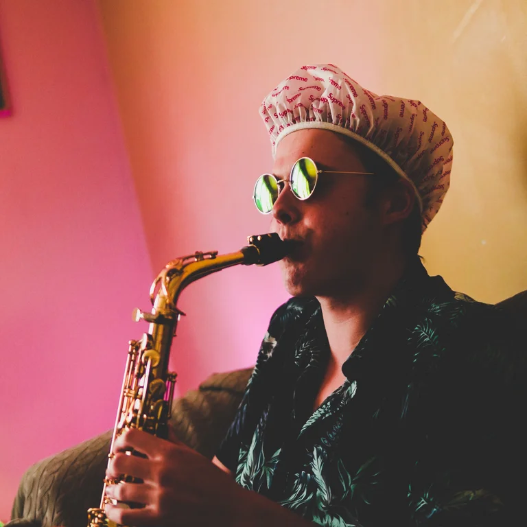 Werden Sie Mitglied! Ein Saxofonist mit Sonnenbrille